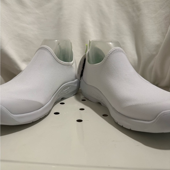 NWT - OOFOS Unisex White Slip-On Comfort Sneakers (men’s 9 Women’s 10) - Picture 4 of 5